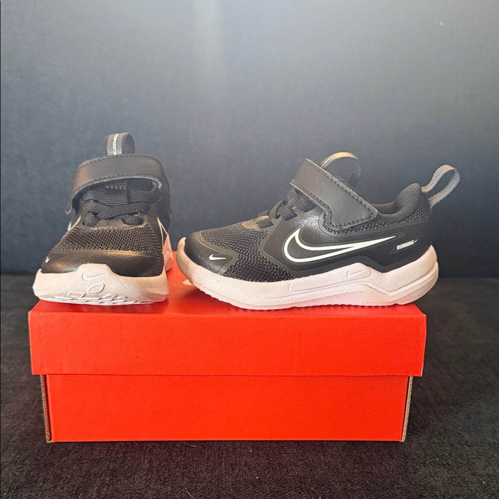 Nike Kids Black and Gray Sneakers